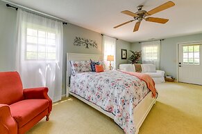 Bright Franklin Villa: Fireplace, Golf Course View