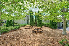 Bright Franklin Villa: Fireplace, Golf Course View