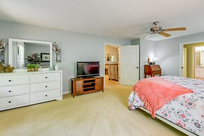 Bright Franklin Villa: Fireplace, Golf Course View