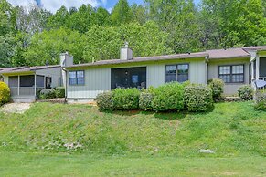 Bright Franklin Villa: Fireplace, Golf Course View