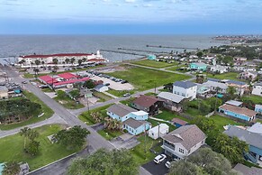 Walk to Aransas Bay: Beautiful Rockport Townhome
