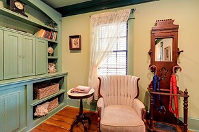Victorian Vacation Rental Apt in Downtown New Bern
