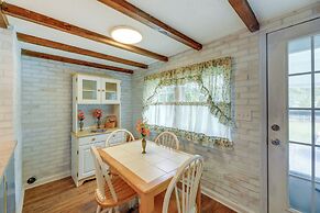 Charming New Bern Cottage w/ Grill & Fire Pit!