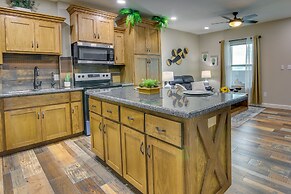 Raymondville Apartment w/ Patio: Near Lakes!