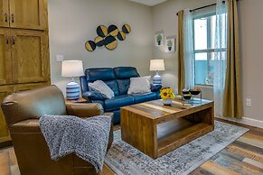 Raymondville Apartment w/ Patio: Near Lakes!