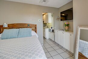 Tucson Studio w/ Private Backyard - Great Location