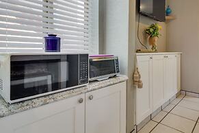 Tucson Studio w/ Private Backyard - Great Location