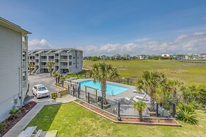 Carolina Beach Condo w/ Community Pool
