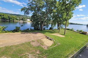 Canalfront Waterford Apartment on Hudson River