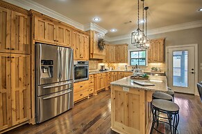 Spacious Golf Course Getaway in Hot Springs!
