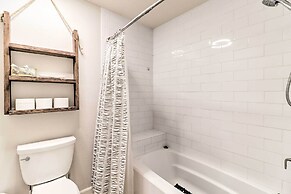 Pool, Hot Tub & Home Gym: Luxe Mesa Retreat