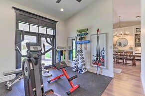 Pool, Hot Tub & Home Gym: Luxe Mesa Retreat