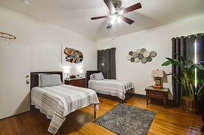 Updated Greenwood Cottage Apt < 1 Mi to Dtwn!