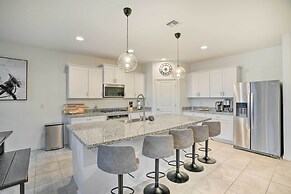 New-build Glendale Home w/ Hot Tub + Putting Green