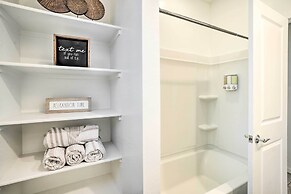 New-build Glendale Home w/ Hot Tub + Putting Green