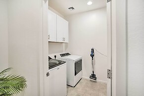 New-build Glendale Home w/ Hot Tub + Putting Green