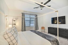 New-build Glendale Home w/ Hot Tub + Putting Green