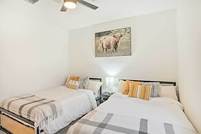 New-build Glendale Home w/ Hot Tub + Putting Green