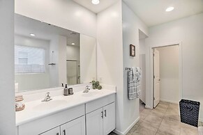 New-build Glendale Home w/ Hot Tub + Putting Green