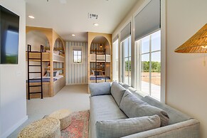 Charming Carlton Landing Home: Walk to Lake!