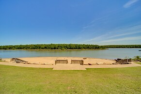 Charming Carlton Landing Home: Walk to Lake!
