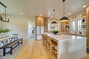 Charming Carlton Landing Home: Walk to Lake!