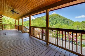 Maggie Valley Cabin 4 Mi to Cataloochee Ski Area!