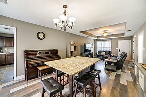Family-friendly Home: 9 Mi to Clarksville Speedway