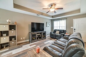 Family-friendly Home: 9 Mi to Clarksville Speedway