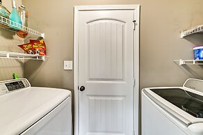 Family-friendly Home: 9 Mi to Clarksville Speedway