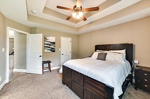 Family-friendly Home: 9 Mi to Clarksville Speedway