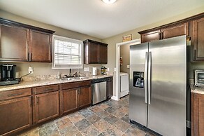 Family-friendly Home: 9 Mi to Clarksville Speedway