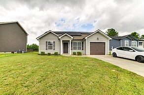 Family-friendly Home: 9 Mi to Clarksville Speedway