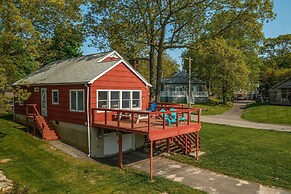 Charming Niantic Vacation Rental: Walk to Beach!