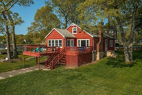 Charming Niantic Vacation Rental: Walk to Beach!