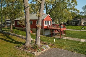 Charming Niantic Vacation Rental: Walk to Beach!