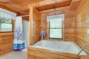 Cabin w/ Hot Tub ~ 6 Mi to Downtown Gatlinburg!