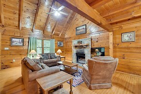 Cabin w/ Hot Tub ~ 6 Mi to Downtown Gatlinburg!