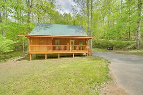 Cabin w/ Hot Tub ~ 6 Mi to Downtown Gatlinburg!