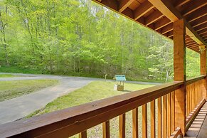 Cabin w/ Hot Tub ~ 6 Mi to Downtown Gatlinburg!