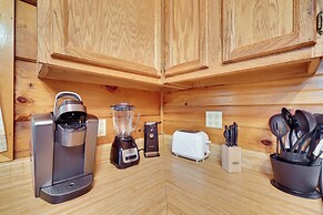 Cabin w/ Hot Tub ~ 6 Mi to Downtown Gatlinburg!