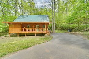 Cabin w/ Hot Tub ~ 6 Mi to Downtown Gatlinburg!