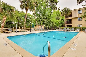 Walk to Beach: Hilton Head Getaway w/ Balcony!