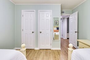 Walk to Beach: Hilton Head Getaway w/ Balcony!