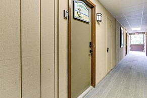 Walk to Beach: Hilton Head Getaway w/ Balcony!