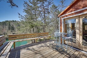 Cliffside Eureka Springs Cabin w/ Beaver Lake View