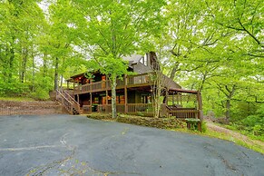 Secluded Cabin w/ Hot Tub Near Table Rock Lake!