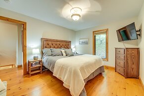 Secluded Cabin w/ Hot Tub Near Table Rock Lake!