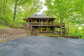 Secluded Cabin w/ Hot Tub Near Table Rock Lake!