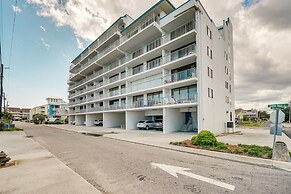 Bright Carolina Beach Condo: Public Beach On-site